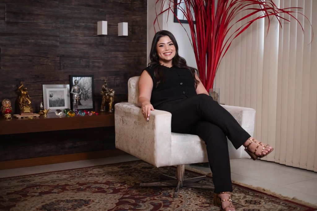 Dra. Letícia no consultório