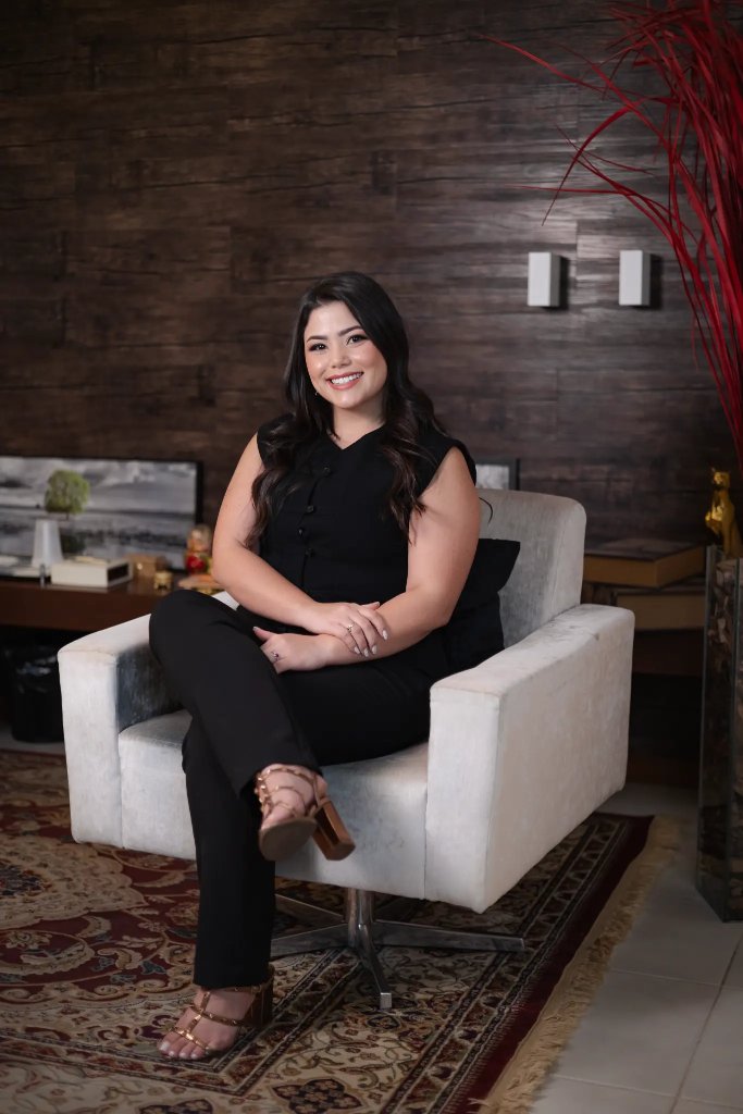 Dra. Letícia em consulta